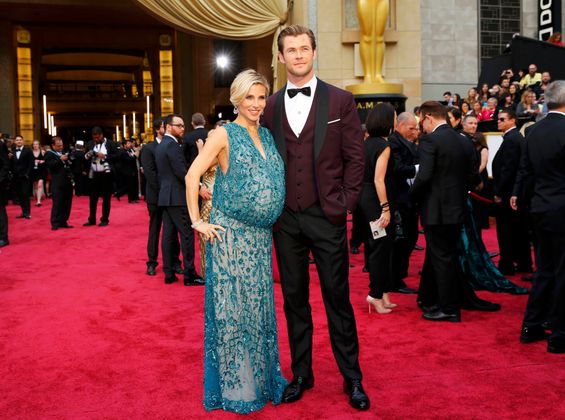 Flop: Schwangere Frauen sollen stolz ihren Bauch zeigen dürfen. Aber Elsa Patakys „Babykugel“ war in ihrem bestickten blauen Kleid doch etwas zu stark herausgearbeitet. Im Bild mit Ehemann Chris Hemsworth.