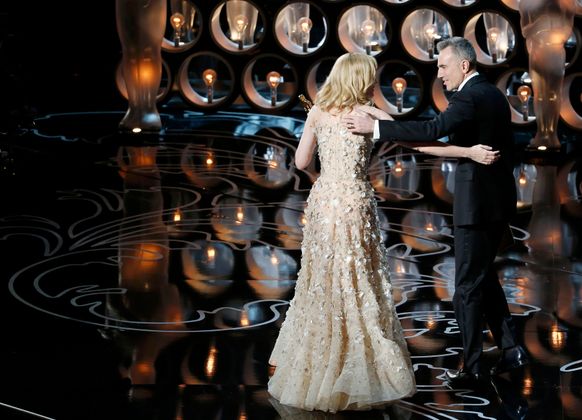 Cate Blanchett bekam ihren Oscar von Daniel Day Lewis überreicht.