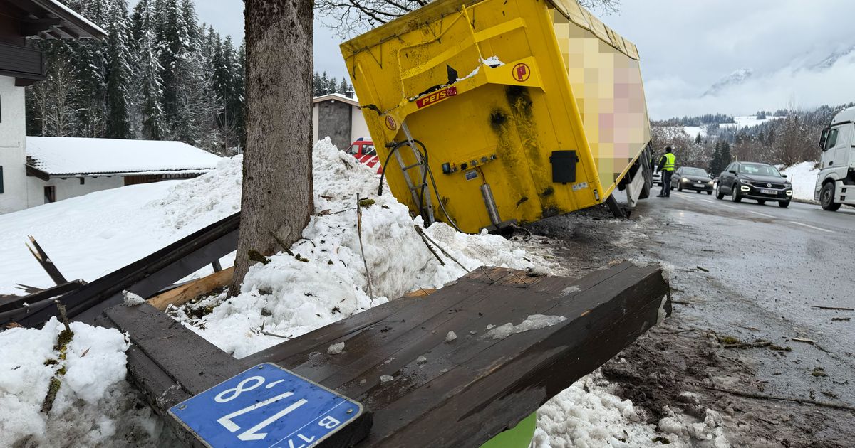 Lkw in Ellmau riss Bushaltestelle weg und prallte gegen Baum | Tiroler Tageszeitung Online