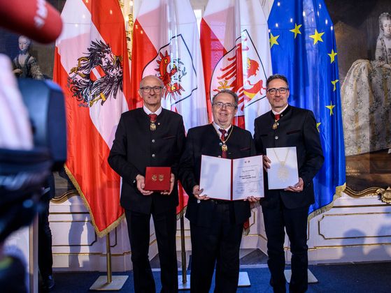 Verleihung Ehrenzeichen an Hermann Petz, früherer Vorstandsvorsitzender der Moser Holding.
