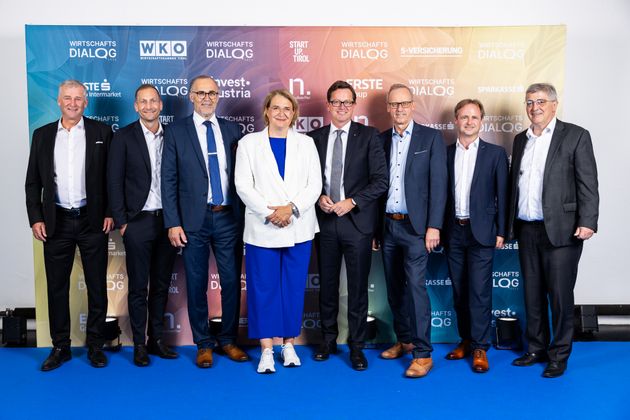 Die Vorständ:innen der Tiroler Sparkassen: v. l. Hermann Nagiller (GF Landesverband), Thomas Hechenberger (SparkasseKitzbühel), Walter Hörtnagl (Sparkasse Reutte), Karin Svoboda und Patrick Götz (Tiroler Sparkasse), FriedrichAnrain und Hannes Gschwentner (Sparkasse Rattenberg) und Franz Stöckl (Sparkasse Kitzbühel)