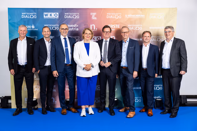 Die Vorständ:innen der Tiroler Sparkassen: v. l. Hermann Nagiller (GF Landesverband), Thomas Hechenberger (SparkasseKitzbühel), Walter Hörtnagl (Sparkasse Reutte), Karin Svoboda und Patrick Götz (Tiroler Sparkasse), FriedrichAnrain und Hannes Gschwentner (Sparkasse Rattenberg) und Franz Stöckl (Sparkasse Kitzbühel)