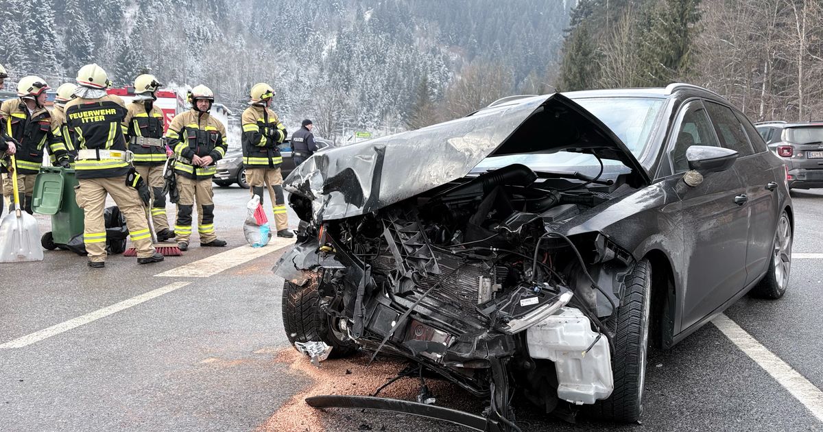 Kollision-auf-Brixentalstra-e-in-Itter-70-J-hriger-in-Auto-eingeklemmt