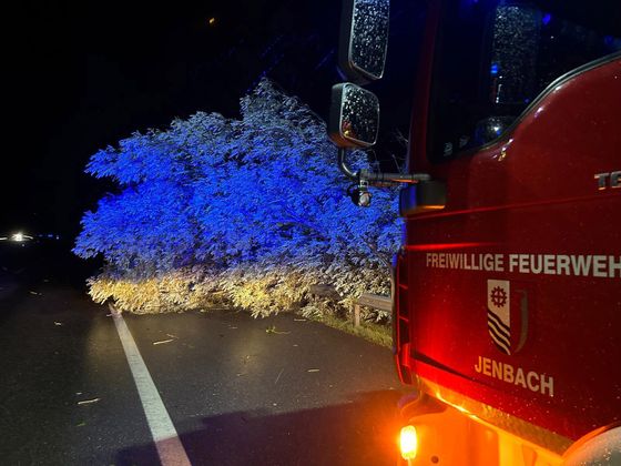  Bei Wiesing/Kramsach wurde die A12 von Bäumen und Ästen verlegt.