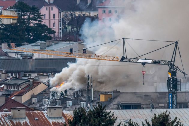 Aus dem Dach des Gebäudes loderten Flammen.