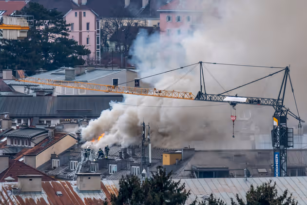 Aus dem Dach des Gebäudes loderten Flammen.
