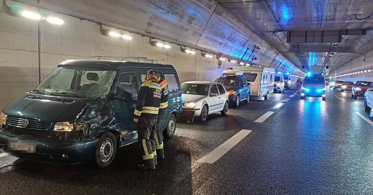 Autofahrer-prallte-bei-Spurwechsel-in-Innsbruck-gegen-Wohnwagen-und-Tunnelwand