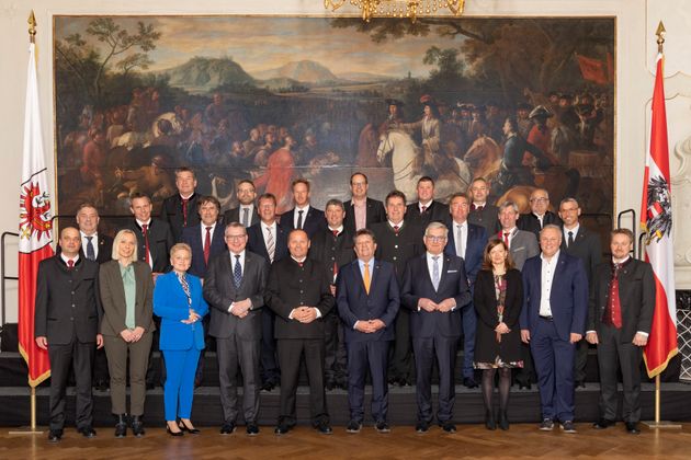 Die angelobten BürgermeisterInnen des Bezirks Imst gemeinsam mit LHStv Josef Geisler, LR Johannes Tratter, Alfred Riedl, Ernst Schöpf und BH Eva Loidhold.