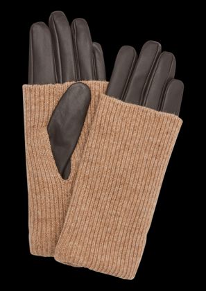 Ein klassischer Look mit Tartan-Schal und braunen Handschuhen von Comma wird durch Goldschmuck perfekt ergänzt.