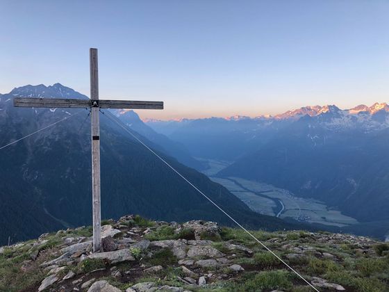 Sonnenaufgang Narrenkogl im Ötztal.