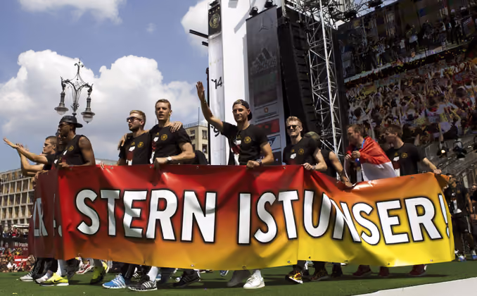 Mit einem riesigen Plakat bedankten sich die Spieler bei den Fans für die Unterstützung in den vergangenen Wochen.