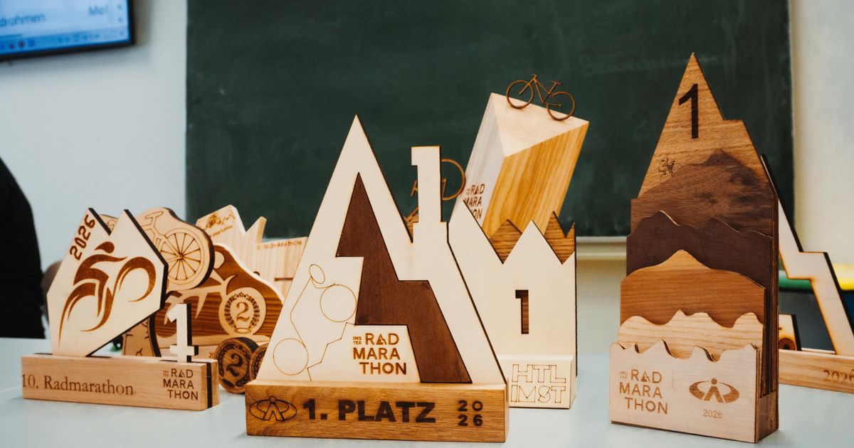 Sch-ler-gestalten-die-Troph-e-f-r-den-Imster-Rad-Marathon