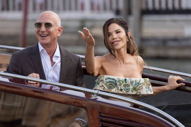 Jeff Bezos and Lauren Sanchez verlassen das Hotel für die erste Feier von dreien. 