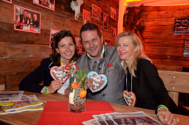 Recycler Harald Höpperger mit Angelika Jentsch-Gastl (TISPA) und Kathrin Reitz (Immobilien).