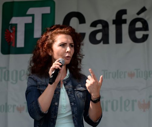 Aygül Berivan Aslan kam auf der Bühne...