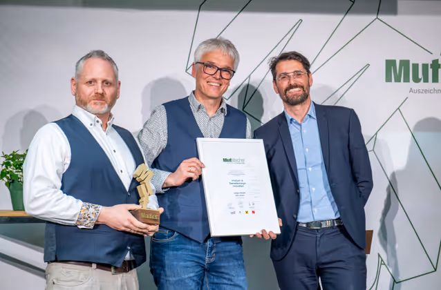 V.l.: Armin Wolf und Bernhard Weiskopf (wiegon GmbH) nahmen den Jurypreis in der Kategorie „Produkt- und Dienstleistungs-Innovation“ von Oskar Platter, Präsident der Notariatskammer für Tirol und Vorarlberg, entgegen.