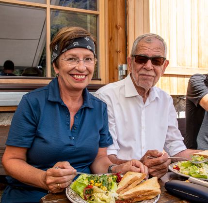Mit bestem Beispiel voran geht wieder das Staatsoberhaupt: Bundespräsident Alexander Van der Bellen verbringt den Sommer mit Frau und Hund zum Teil im Tiroler Kaunertal, wo er aufgewachsen ist. Aber auch ein Aufenthalt an einem See im Salzkammergut dient zur Erholung.
