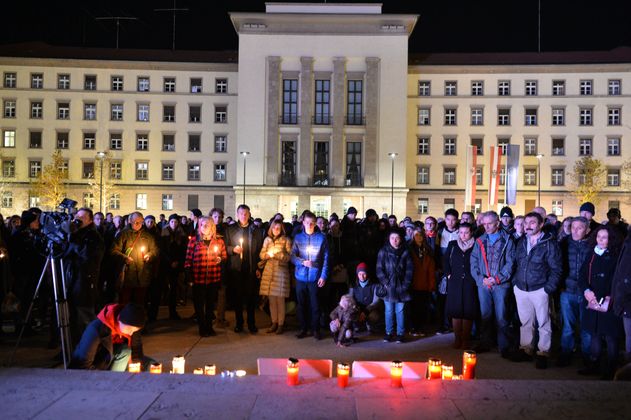 Auch in Innsbruck gedachten am Samstagabend viele den Terroropfern von Paris.