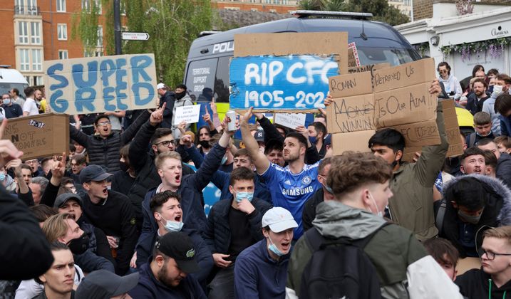 Heftiger Protest an der Stamford Bridge.