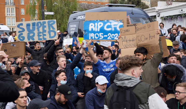 Heftiger Protest an der Stamford Bridge.