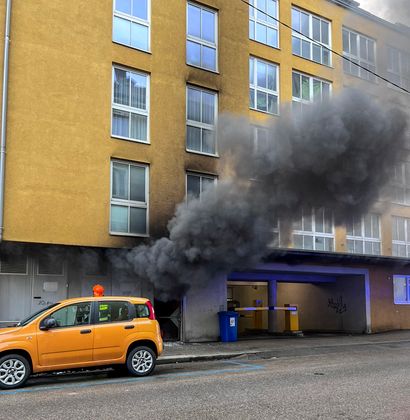 Das Feuer brach im Eingangsbereich aus.