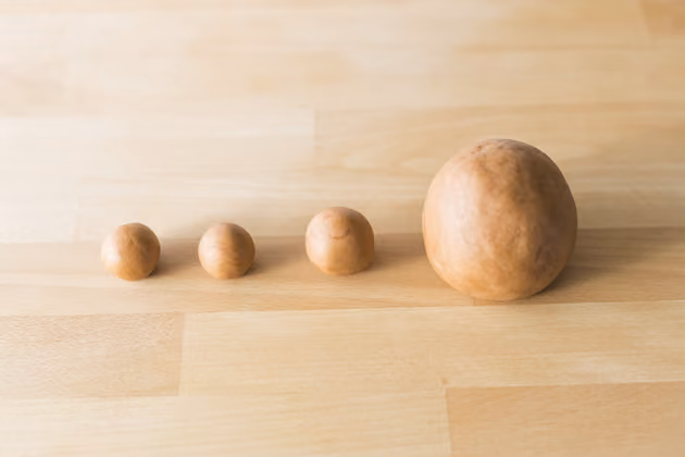 Um das Hinterteil des Hasens zu formen, greift Moschen zu Modelliermarzipan (250g). Es ist in größeren Supermärkten, im Fachhandel oder Internet erhältlich und enthält im Gegensatz zu herkömmlichem Marzipan Glucose. Dadurch ist es formstabil. Für den Hasen sind eine große, eine mittlere und zwei kleine Kugeln nötig.