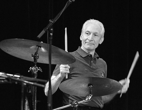 24. August: CHARLIE WATTS (✞ 80) | Fast sechs Jahrzehnte war der Brite Taktgeber und Seele der Rockband The Rolling Stones. Im Gegensatz zu Frontmann Mick Jagger und Gitarrist Keith Richards mied der Drummer weitgehend das Rampenlicht und meist auch die Exzesse. Watts schweißte die Band zusammen, wenn sich die Frontmänner verkrachten.