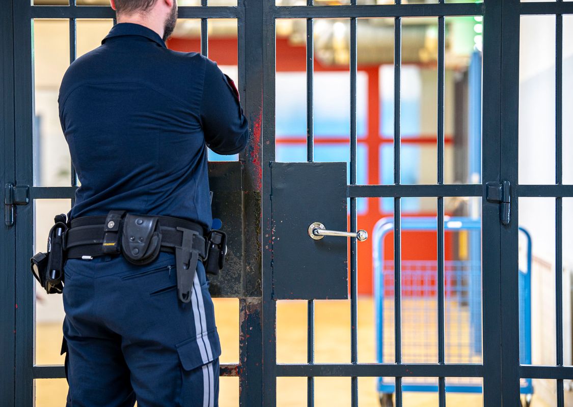 Kritik an Justizanstalt Innsbruck: Häftlinge sitzen bis zu 23 Stunden in den Zellen