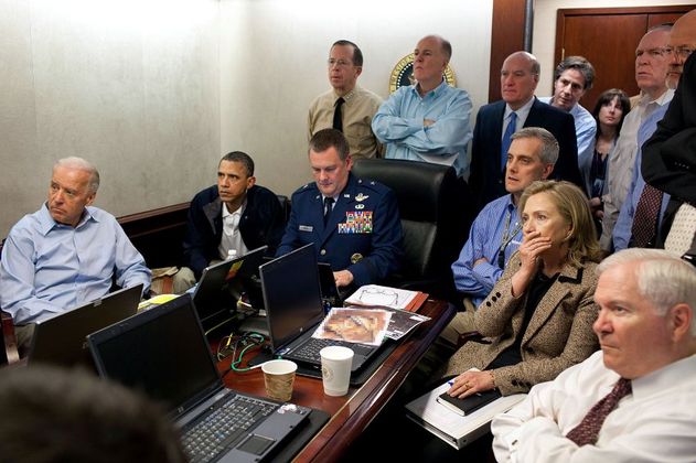 Eines der bekanntesten Fotos von Barack Obama. Es zeigt den Moment im Mai 2011, als der Präsident gemeinsam mit dem Vize-Präsidenten Joe Biden und Außenministerin Hillary Clinton auf einem Monitor verfolgt, wie der Taliban-Chef Osama bin Laden von amerikanischen Spezialeinheiten getötet wird.