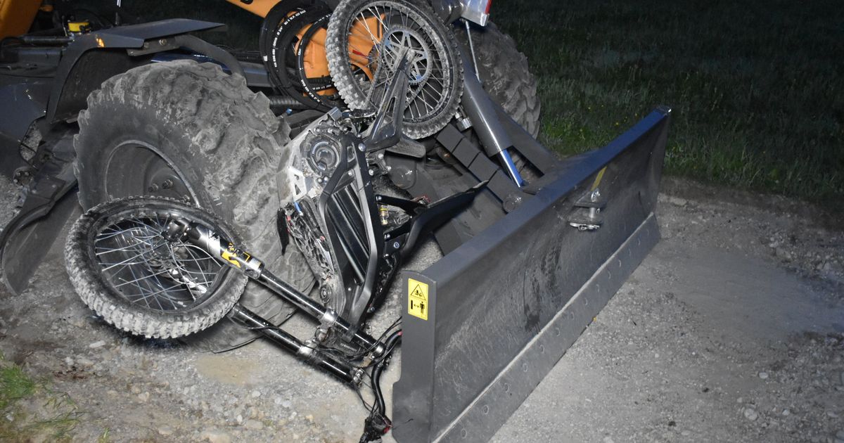 Schwerer-Unfall-auf-Feldweg-in-Mayrhofen-Lenker-prallte-mit-Cross-E-Bike-gegen-Baumaschine