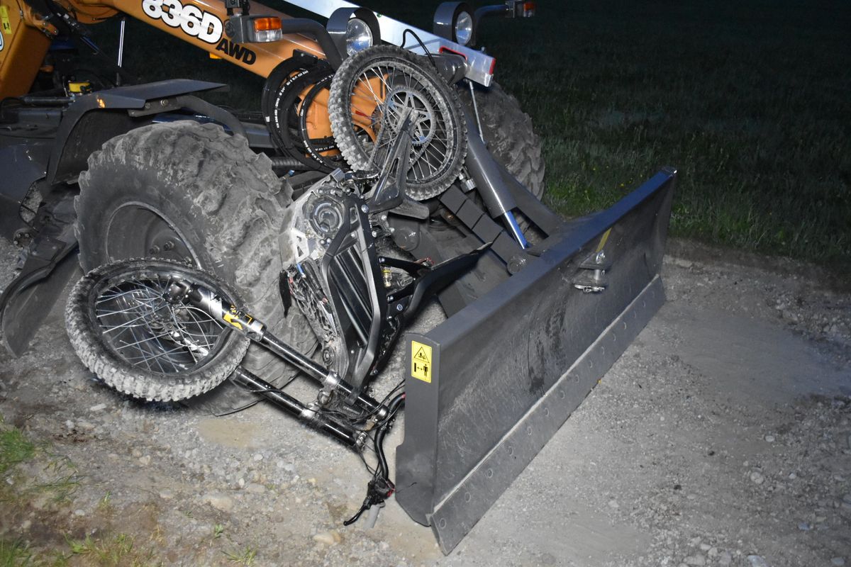 Schwerer Motorradunfall in Mayrhofen: Lenker prallte gegen Baufahrzeug