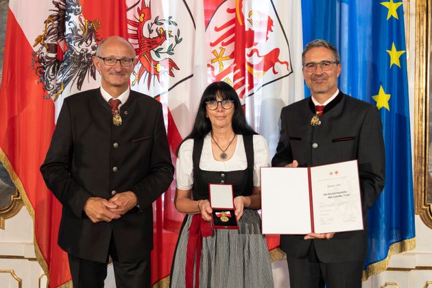 Martina Laner aus Zirl (Bezirk Innsbruck-Land) erhielt die Verdienstmedaille für ihre Verdienste um die Alten- und Heimpflege.