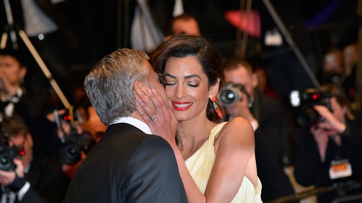 Amal Clooney genießt die Liebkosung ihres Mannes George in Cannes.
