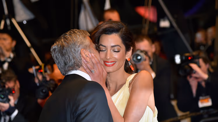 Amal Clooney genießt die Liebkosung ihres Mannes George in Cannes.