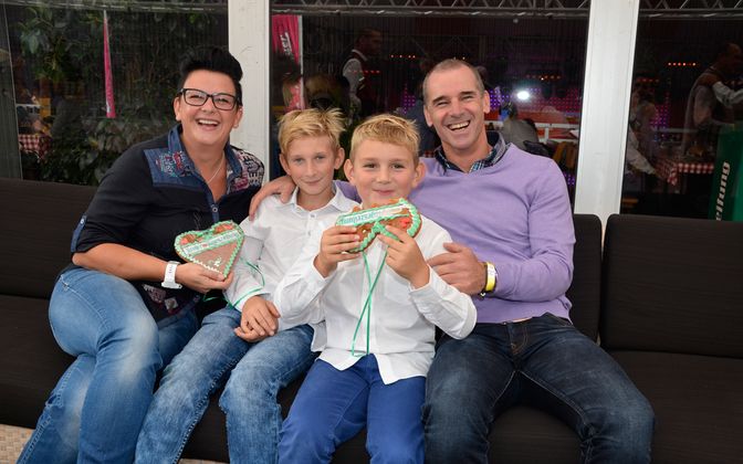 Besuchten die Box der TT: Sport-Okay-GF Peter Haider mit Frau Marion und den Söhnen Simon und Franz.