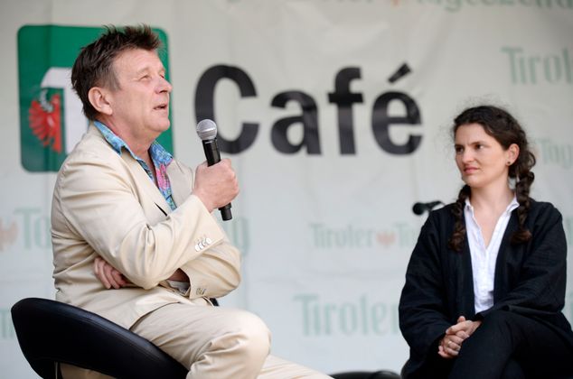 Ebenfalls auf der Bühne: Markus Völlenklee und Barbara Aschenwald von den Tiroler Volksschauspielen - Kultur Theater Tirol.