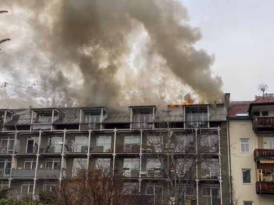 Wie es zu dem Brand kam, war zunächst unklar.