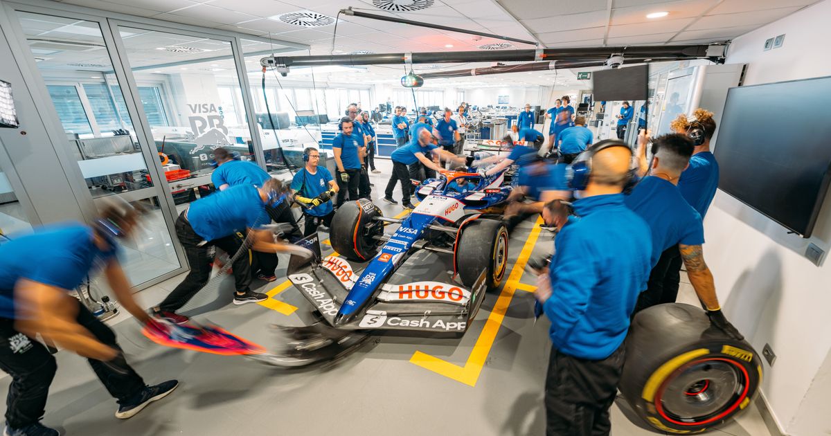 Boxenstopp-in-der-Fabrik-In-den-Lift-muss-ein-Formel-1-Auto-passen