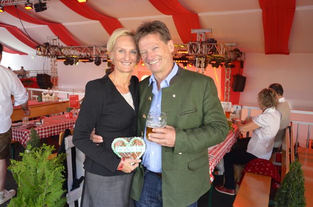 In Feststimmung sah man MoHo-Vorstand Silvia Lieb mit RLB-Chef Hannes Schmid, der sich im ORF Radio Tirol Oktoberfestzelt wohlfühlte.