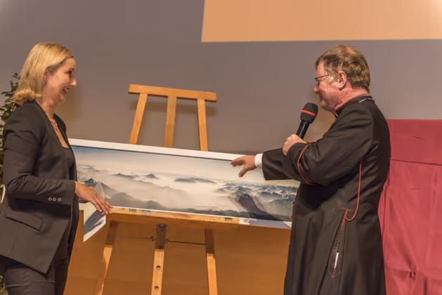 In Erinnerung an Tirol gab es ein "bergiges" Bildgeschenk für den Bischof. Links im Bild: Sybille Brunner.