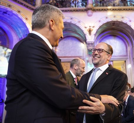 Außenminister Alexander Schallenberg (ÖVP) wird voraussichtlich Anfang August gemeinsam mit seinen Kindern ebenfalls ein paar Tage Urlaub am Meer machen. Die Destination ist noch offen - „bei vier Kindern ist es nicht ganz einfach, die unterschiedlichen Interessen unter einen Hut zu bringen“.
