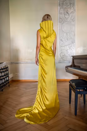 Emma Raggl präsentiert das Design mit Stehkragen für „Pro Rhythmus“.