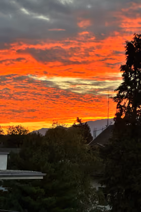 Der Himmel brennt über Hall. 