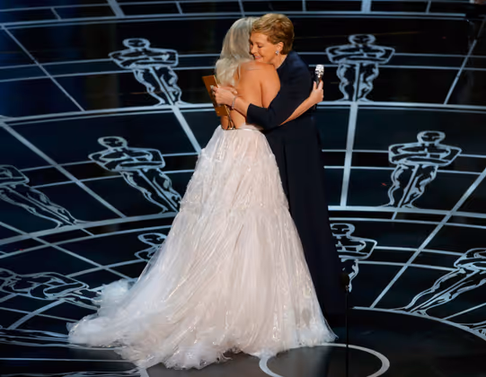 Julie Andrews, die vor 50 Jahren Maria Trapp in der Musical-Verfilmung spielte, umarmt Lady Gaga. Die beiden bekamen stehende Ovationen.