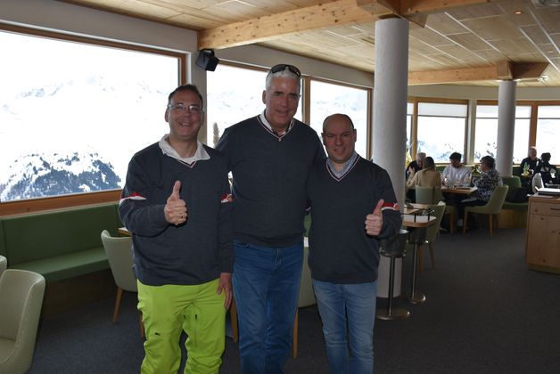 Neu aufgenommen in den Skiclub Arlberg wurden von Präsident Sepp Chodakowsky: Unternehmer Michael "Holz" Pfeifer (l.) und Dipl.-Sommelier Christian Auer (r.) vom Alpenresort Schwarz.