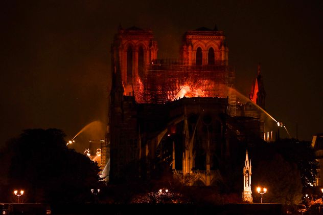 Erst kurz vor 23 Uhr gibt die Feuerwehr bekannt, dass die Struktur vor der totalen Vernichtung gerettet werden kann.