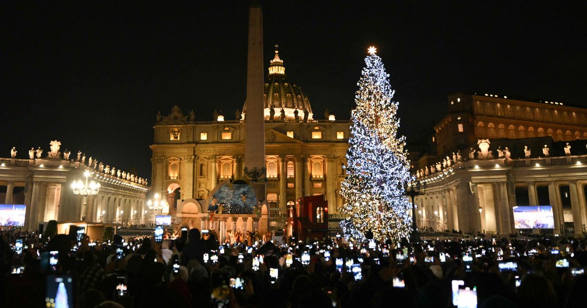 S-dtiroler-Christbaum-auf-dem-Petersplatz-feierlich-illuminiert