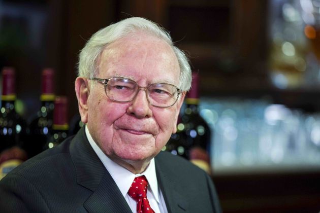 Warren Buffett. Nettovermögen: 96 Milliarden Dollar | Er ist seit Jahrzehnten als Milliardär bekannt und Gründer und Eigentümer von Berkshire Hathaway, einem multinationalen Konglomerat, das sich auf den Kauf von Unternehmensanteilen konzentriert. Er gilt als einer der größten Investoren der Welt. 