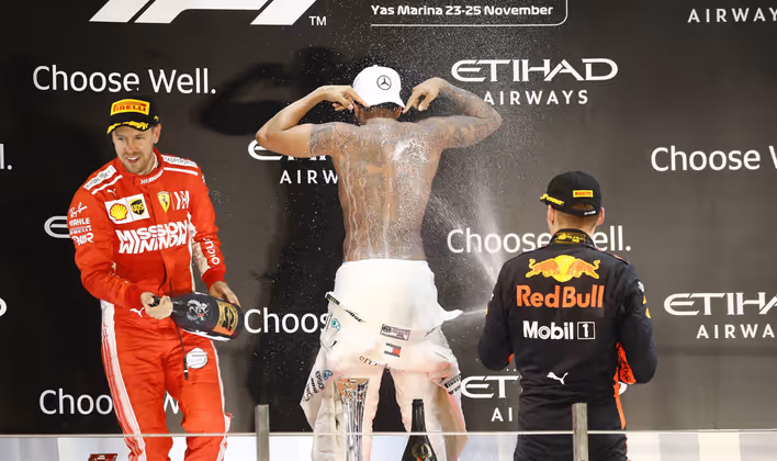 Foto des Monats November: Beim Saison-Finale in Abu Dhabi ließ Mercedes-Pilot Lewis Hamilton noch einmal die Muskeln spielen. Der nun fünffache Formel-1-Weltmeister feierte seinen Sieg oben ohne.