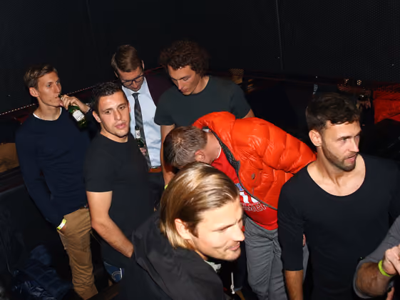 Auch Florian Klein (l.) gönnte sich ein Bierchen.